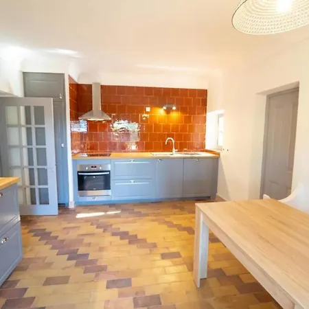 Stunning Panoramic Views And Heated Pool In Roussillon